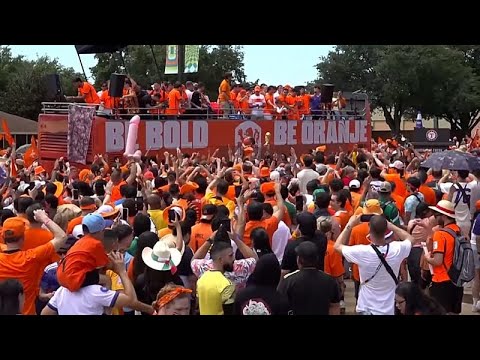 Tifosi olandesi portano un mare d’arancione nella città ospite dei Mondiali