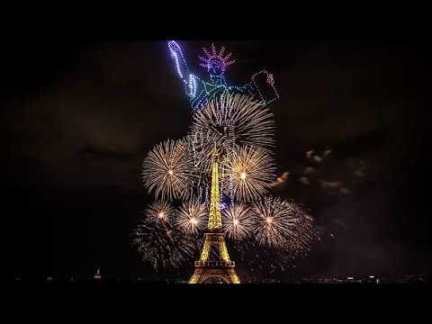 Droni e fuochi d’artificio spettacolari illuminano la Torre Eiffel alla vigilia del 14 luglio