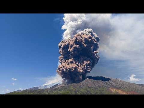 Etna, riprese con drone mostrano la funivia sopra il paesaggio vulcanico