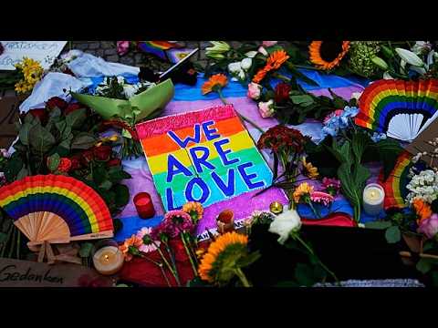 Omaggio a Berlino: fiori e candele dopo l’attacco al Pride