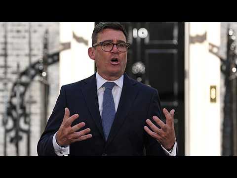 Regno Unito, Burnham nuovo premier: piano decennale e possibile aumento delle tasse