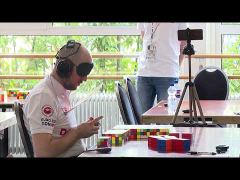 Stelle del cubo di Rubik brillano agli Europei di speedcubing nei Paesi Bassi