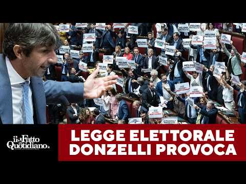 “Vigliacchi, avete tradito il popolo!”: Donzelli accusa, le opposizioni insorgono coi cartelli