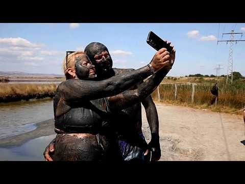 Bagni di fango e acque rosse: nel lago Atanasovsko in Bulgaria