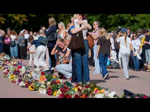 Centinaia di persone a Oslo per sostenere il re Harald V di Norvegia
