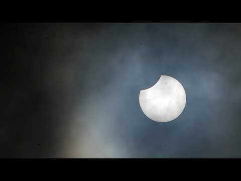 Eclissi solare totale rara, milioni di europei hanno guardato il cielo in attesa dello spettacolo