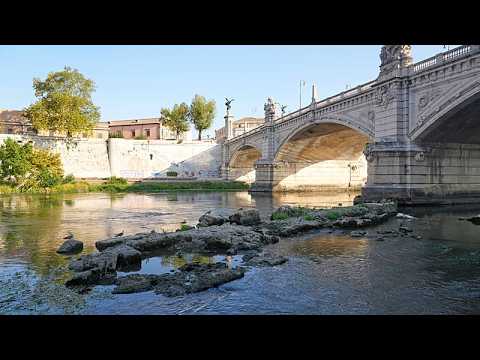 La siccità fa riemergere dal Tevere i resti di un ponte dell’antica Roma