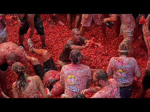 La Tomatina 2026: migliaia tingono di rosso la città spagnola nella battaglia di pomodori